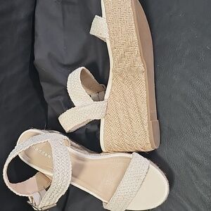 MADDEN GIRL Champ, Ivory sz9 Woman platform sandals, size various.NWOT/box